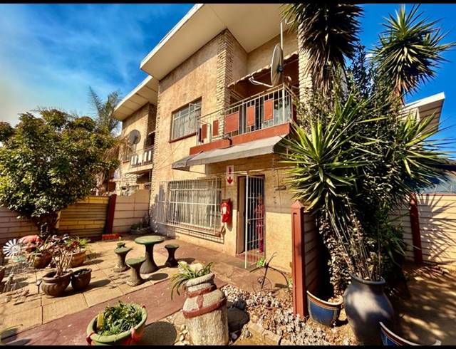2 BEDROOM TOWNHOUSE FOR SALE IN VANDERBIJLPARK CE 2
